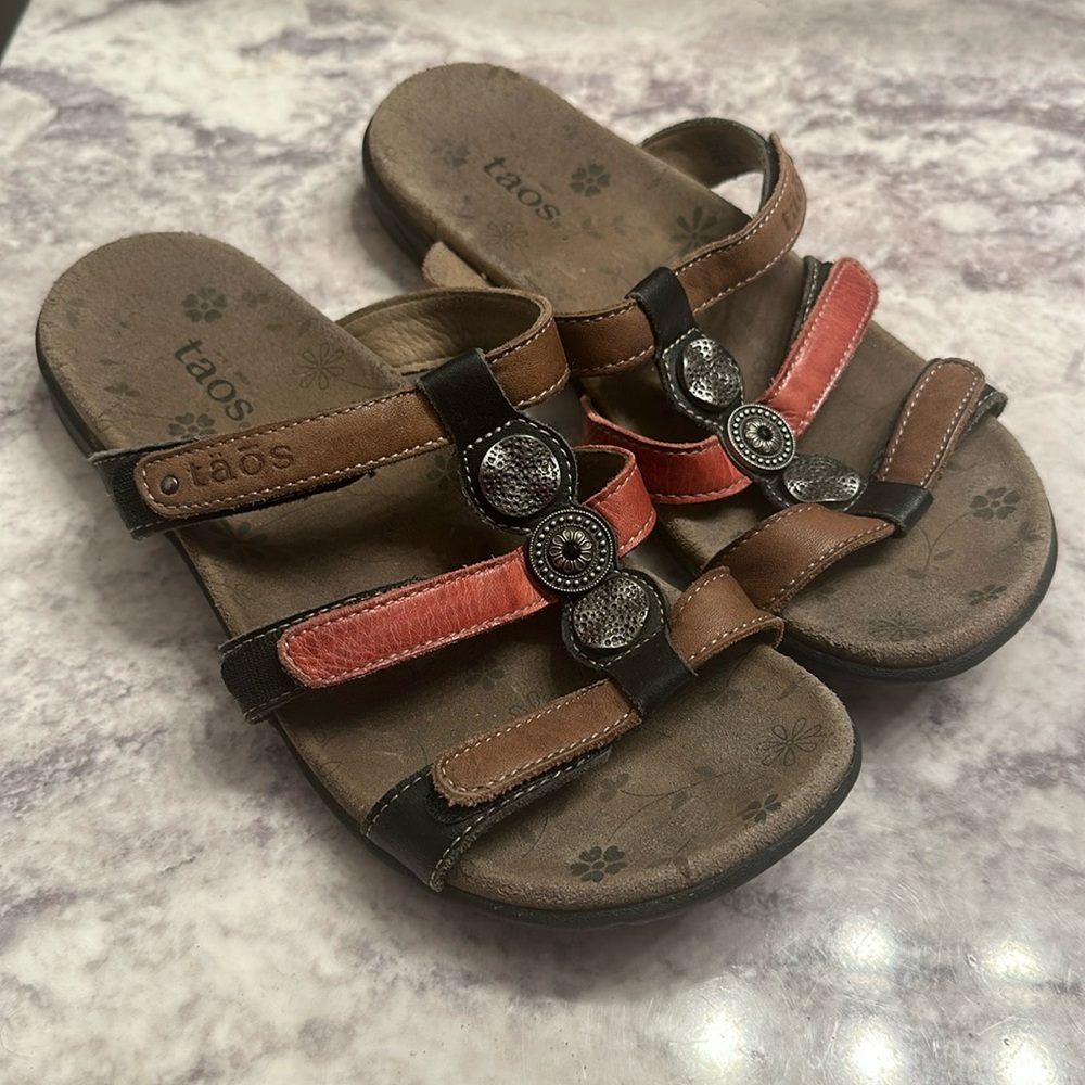 Taos Festive sandals Strappy flats sz 6 hook&loop shoes